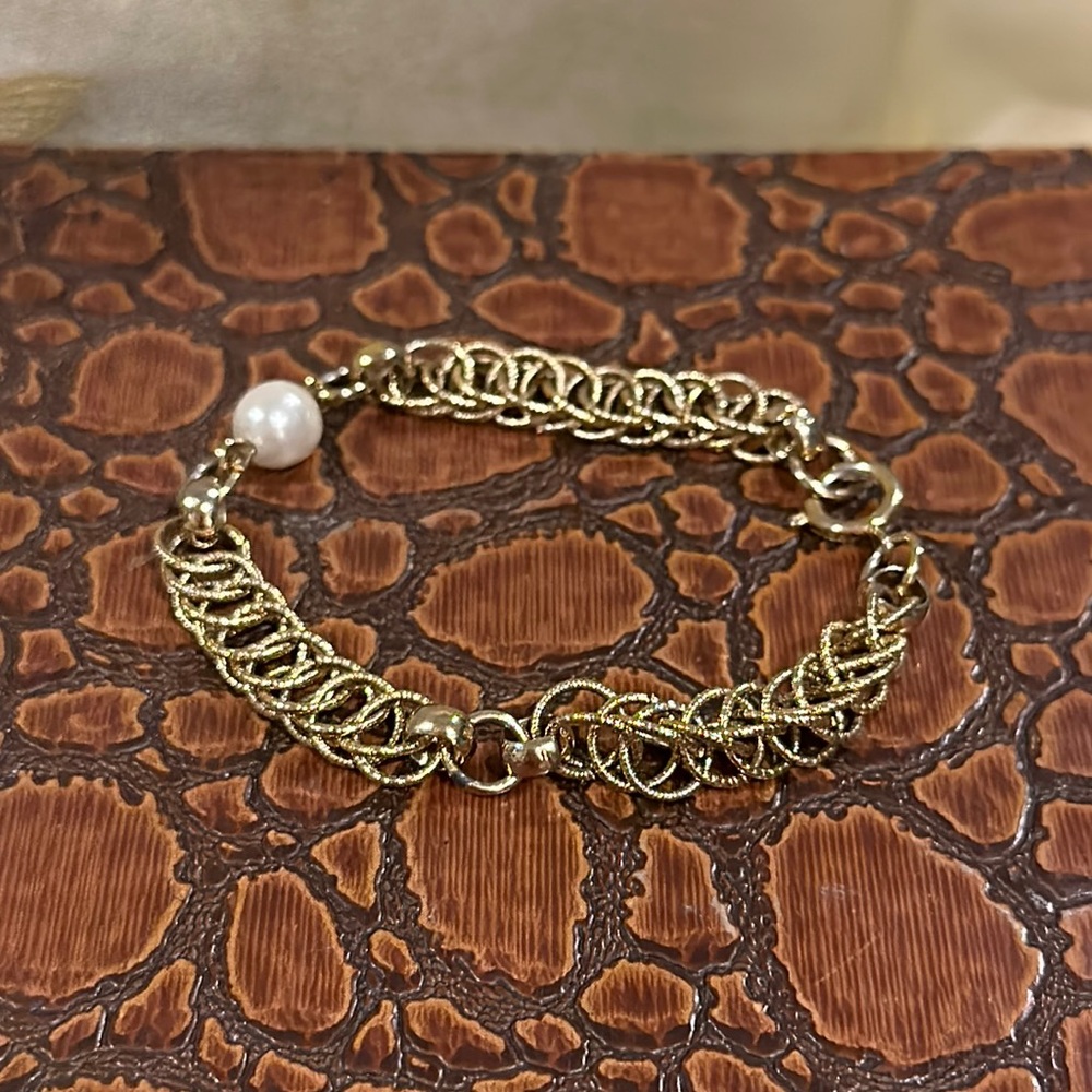 Vintage Gold Tone & Pearl Chain Link Bracelet with Clasp Closure. 6 3/4”.